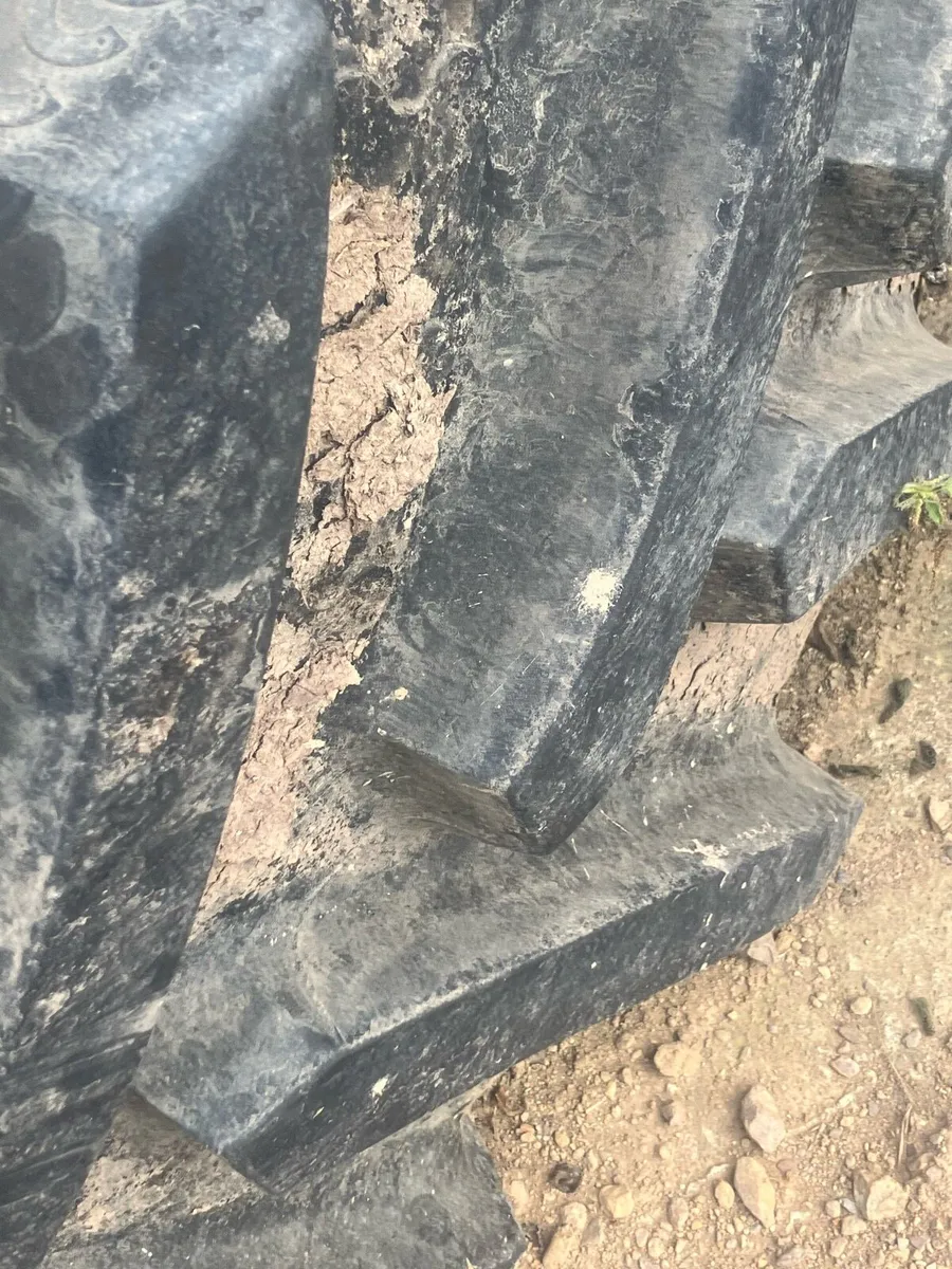 Tyres and grading bucket - Image 1