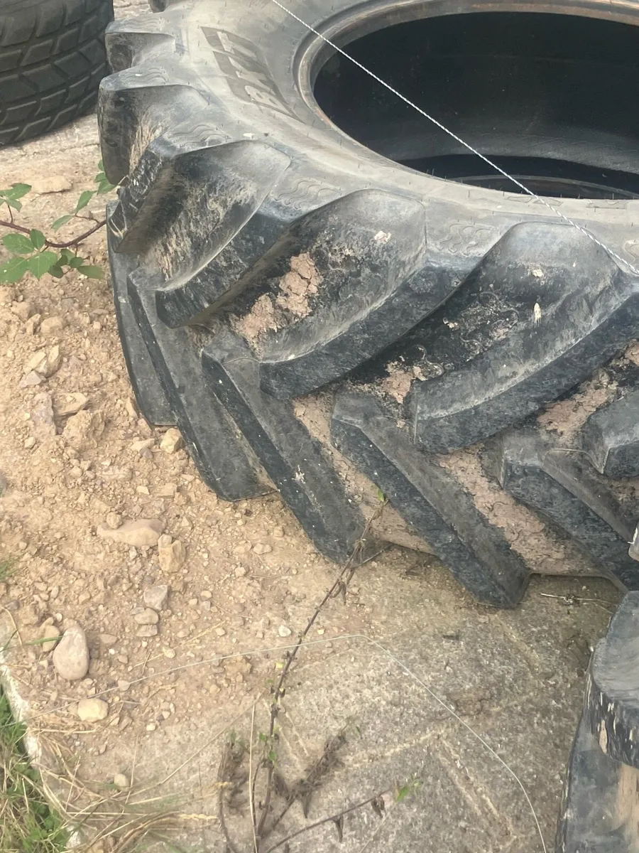 Tyres and grading bucket - Image 3