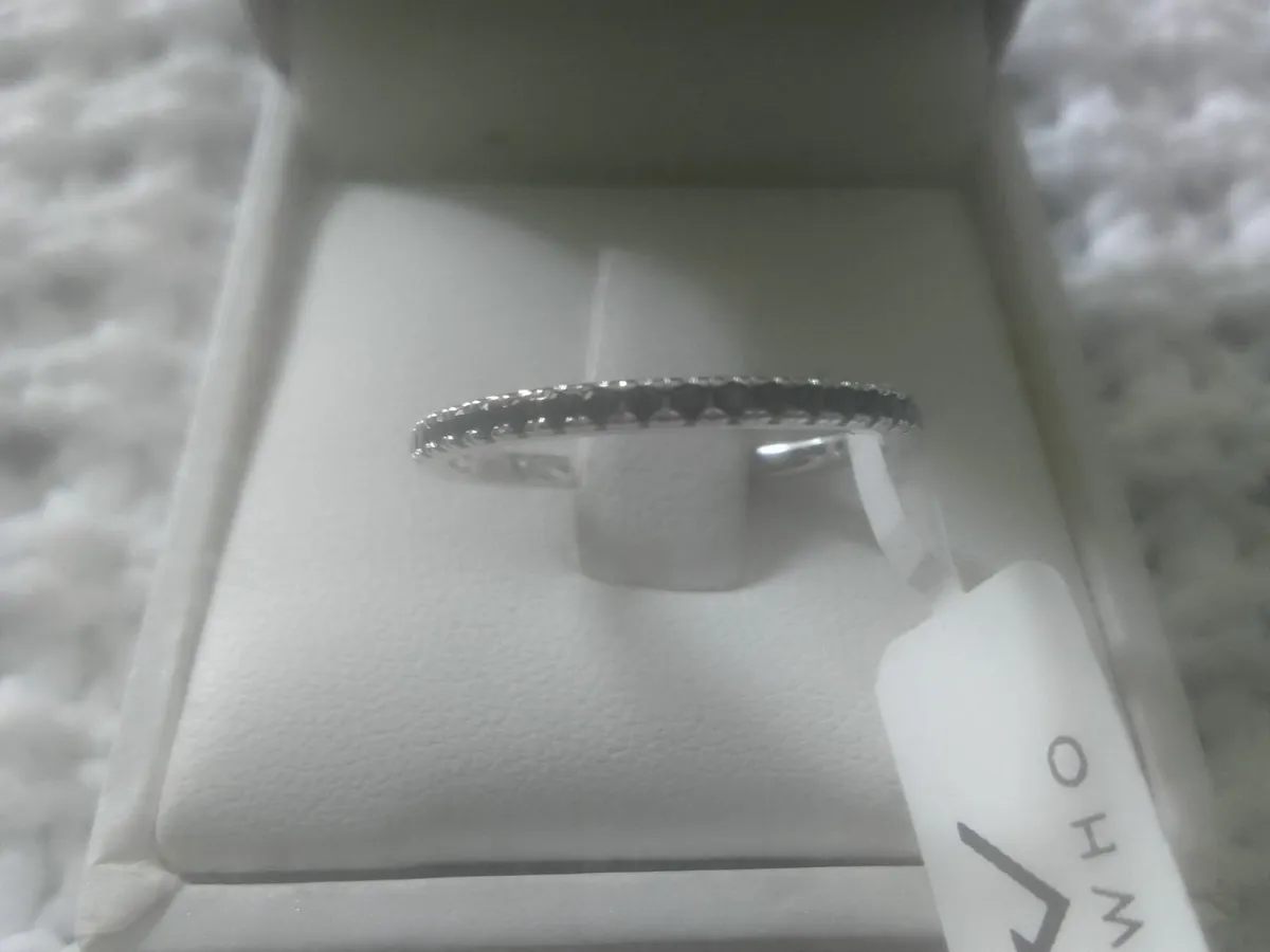 STERLING SILVER BLACK SPINEL ETERNITY RING N - Image 1