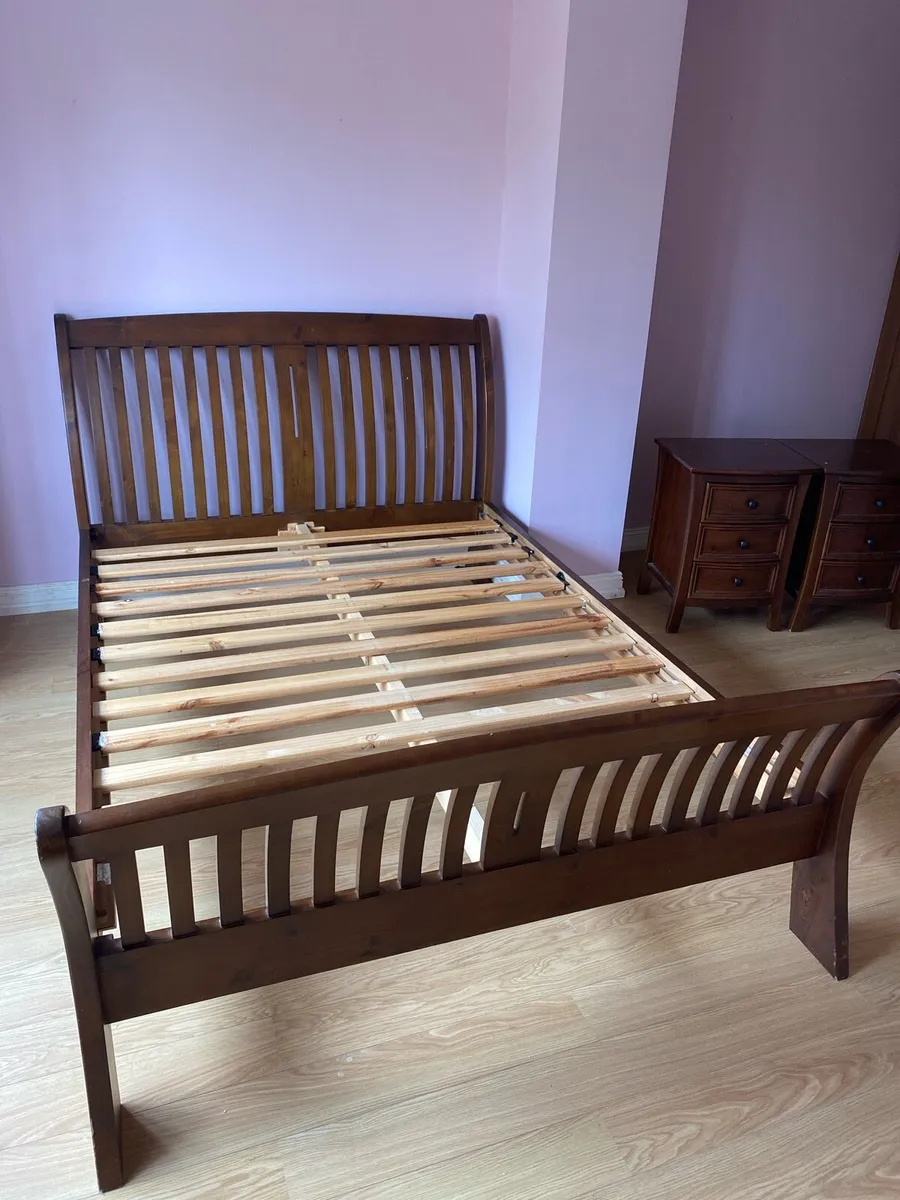 Sleigh bed
