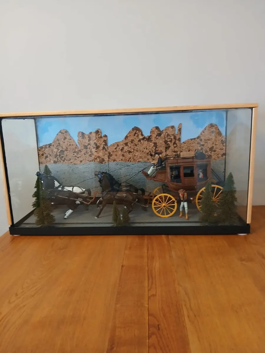 Model wells fargo stage coach with figures