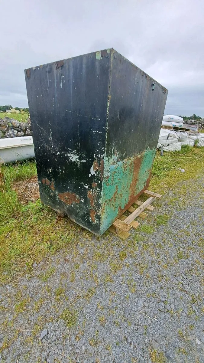 Diesel/Oil tank. - Image 2
