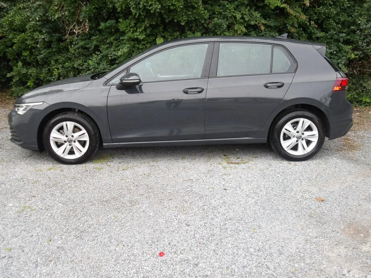Volkswagen Golf 2.0 TDI 115HP Life Sat-nav - Image 1