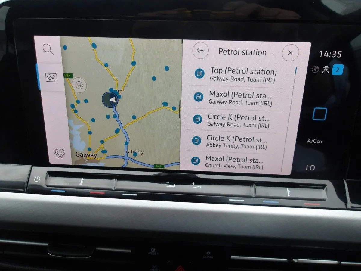 Volkswagen Golf 2.0 TDI 115HP Life Sat-nav - Image 2