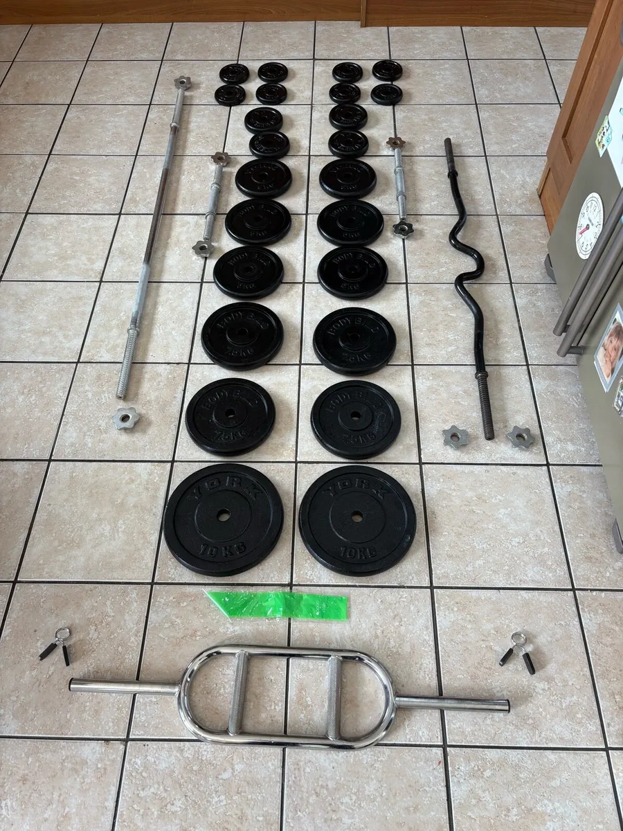 WEIGHTLIFTING PLATES AND 5 X BARS SET! METAL!! - Image 1