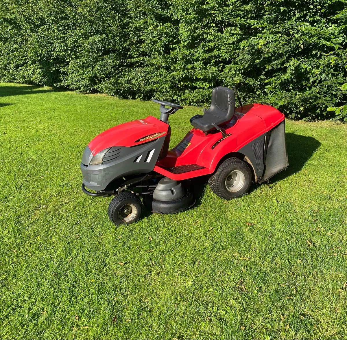 Castelgarden ride on lawnmower - Image 1