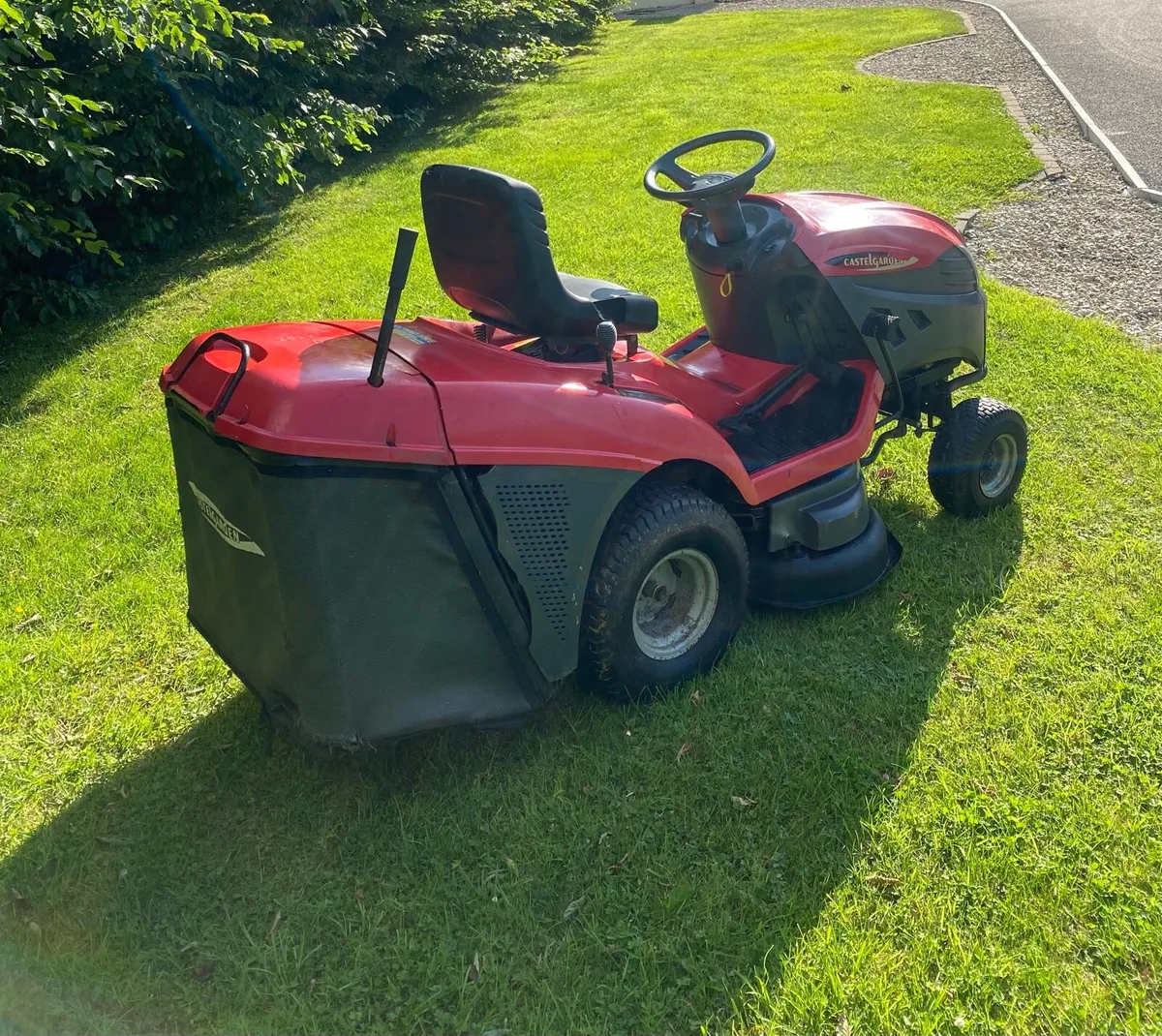 Castelgarden ride on lawnmower - Image 4