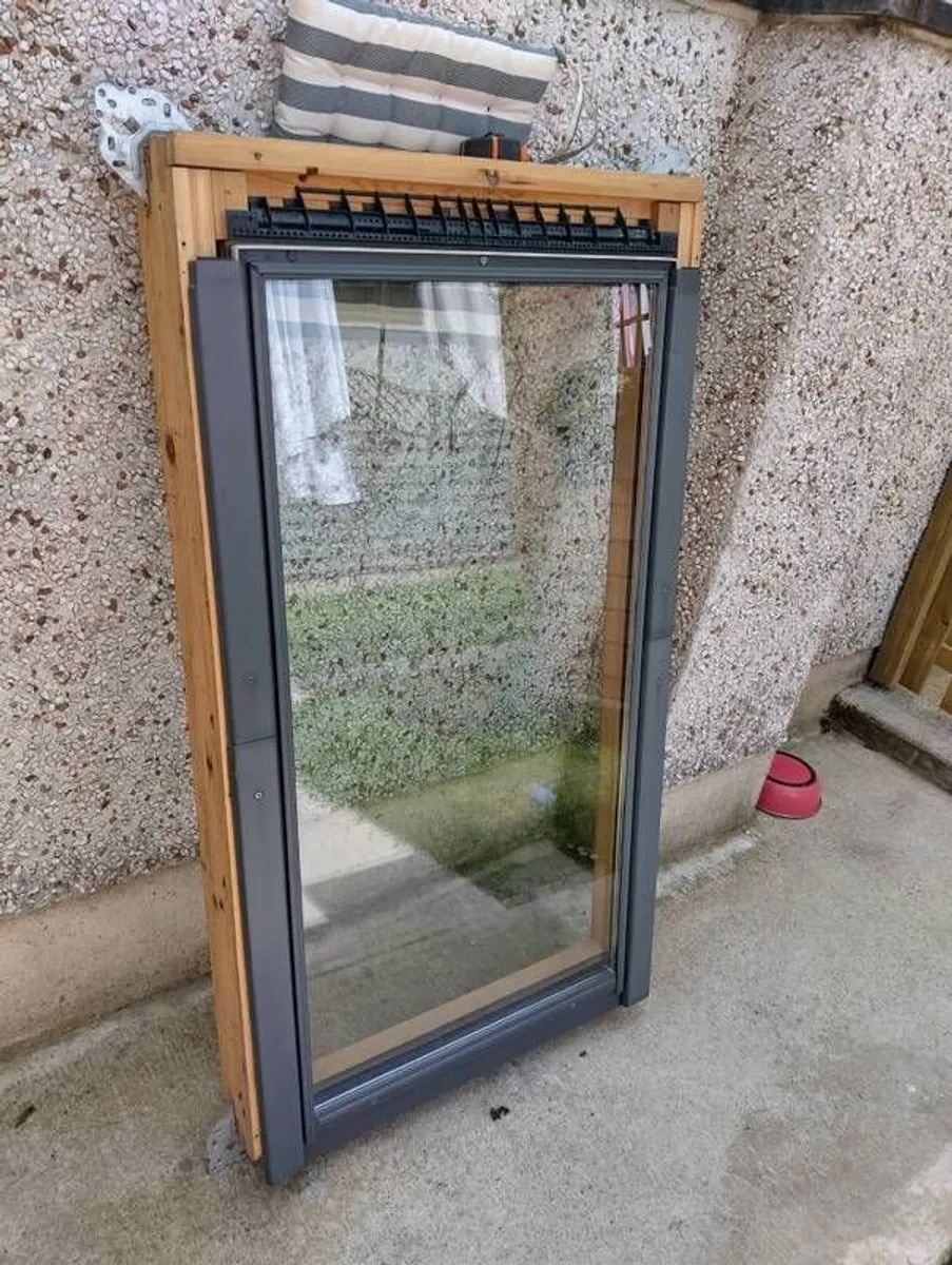 Velux window 780 /1400 centre pivot pine finish with slate flashing kit in fantastic condition - Image 1