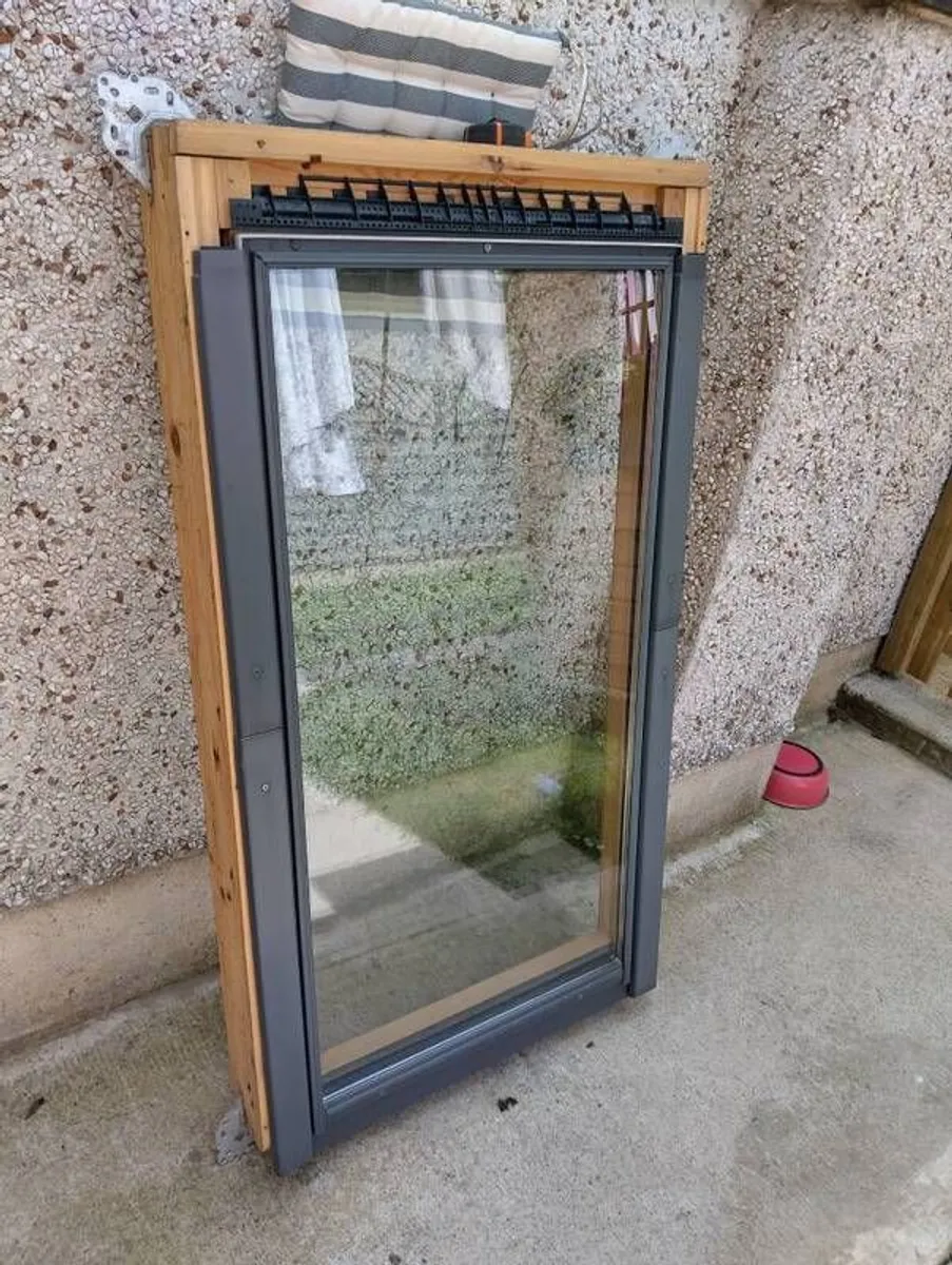 Velux window 780 /1400 centre pivot pine finish with slate flashing kit in fantastic condition - Image 4