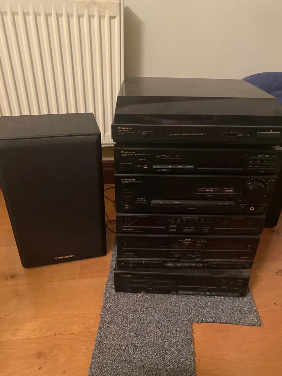 Pioneer stereo system - Image 1