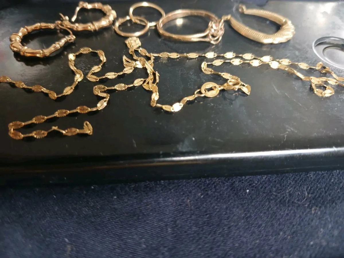 9ct  gold for scrap or wearing - Image 2