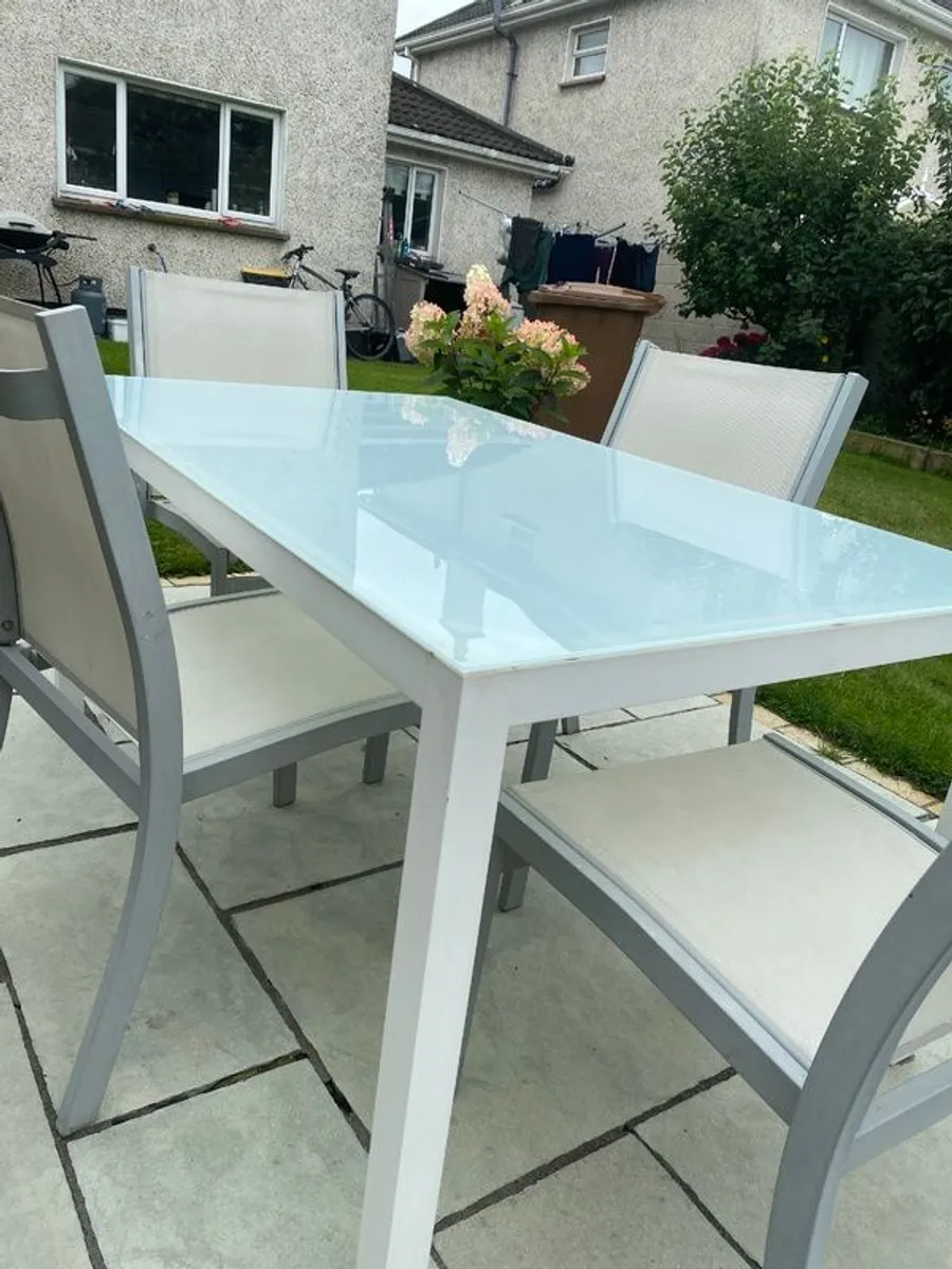 Garden table - Image 1
