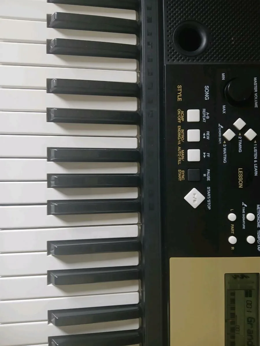 Yamaha keyboard - Image 4