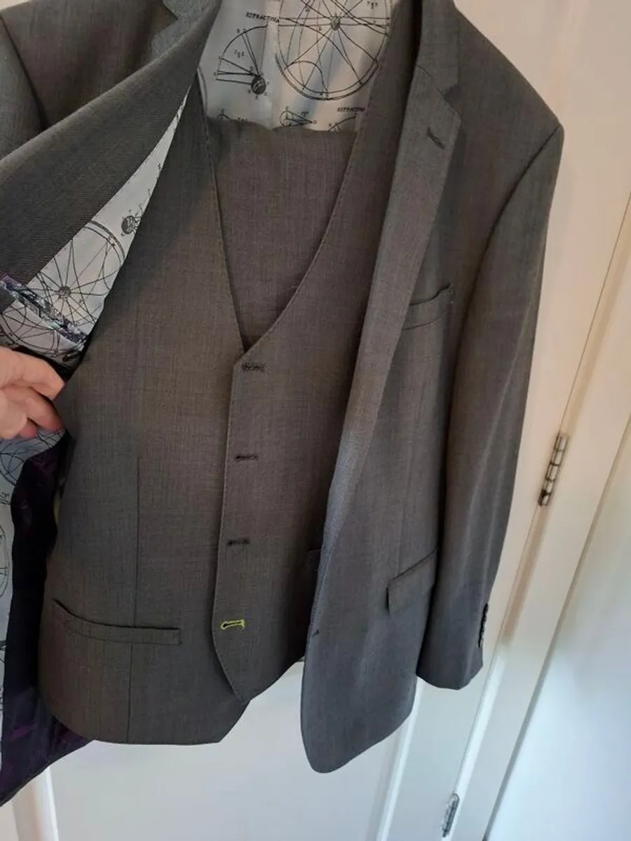 Remus Uomo Suit - Image 3