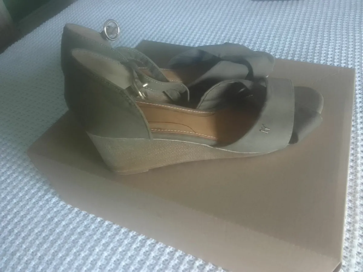 WRANGLER KHAKI LEATHER LOW WEDGE SANDALS SIZE 6 - Image 1