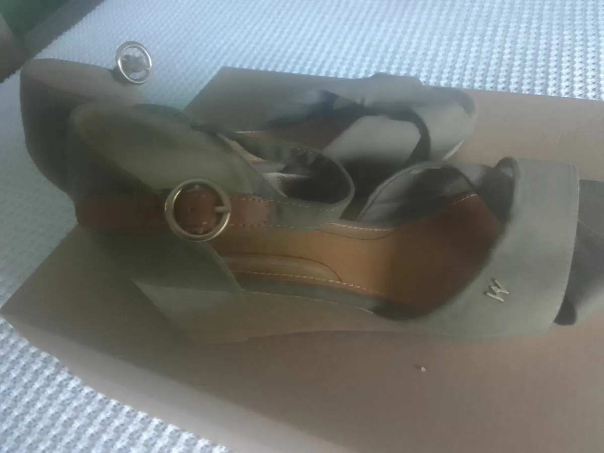WRANGLER KHAKI LEATHER LOW WEDGE SANDALS SIZE 6 - Image 2