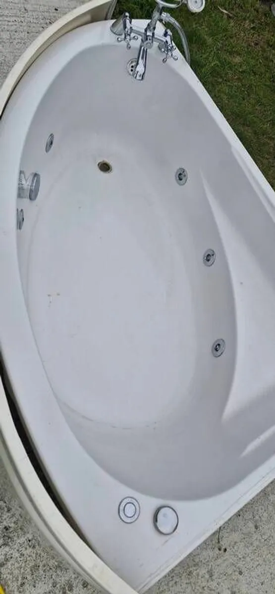 corner jacuzzi bath - Image 1