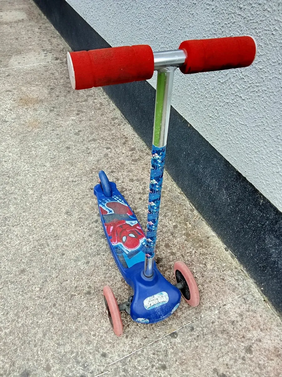 Kids spider man scotter - Image 1