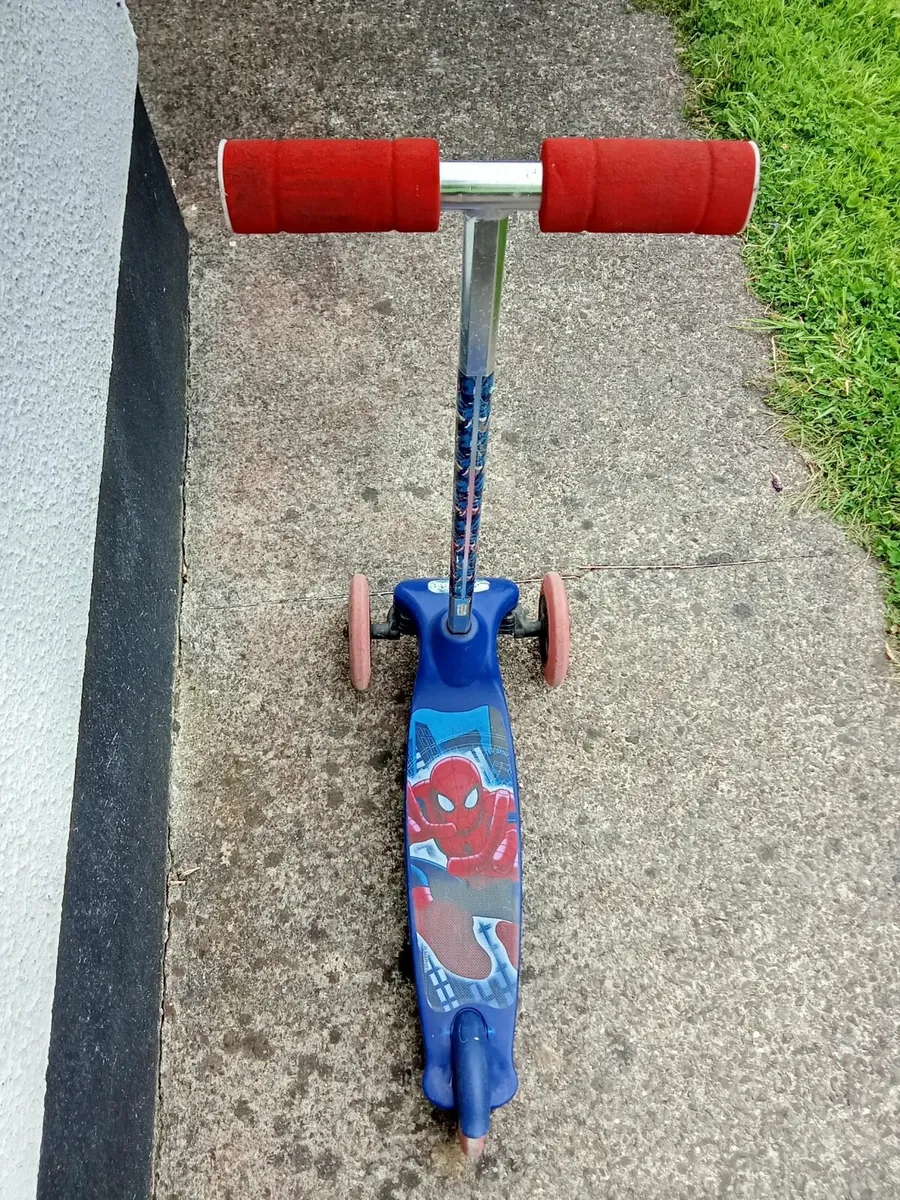 Kids spider man scotter - Image 2