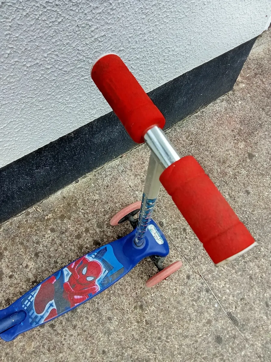 Kids spider man scotter - Image 3