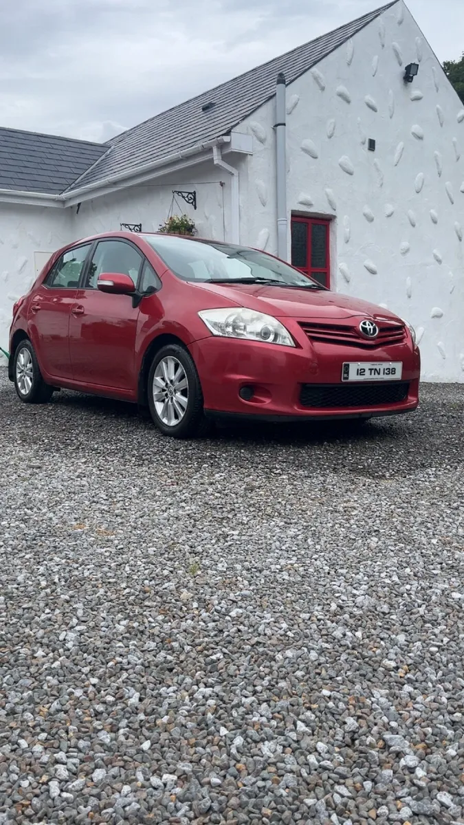 Toyota Auris 2012 - Image 2