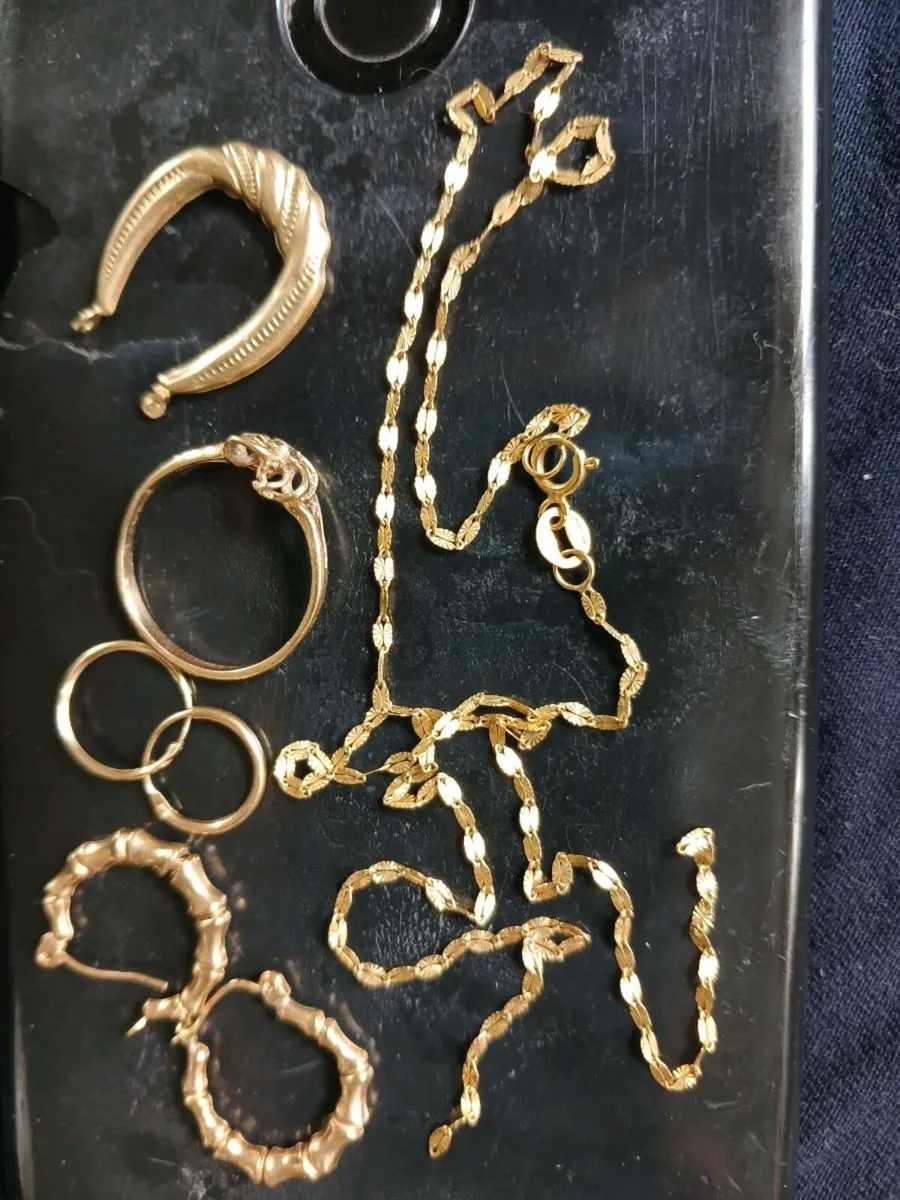 9ct  gold for scrap or wearing - Image 1