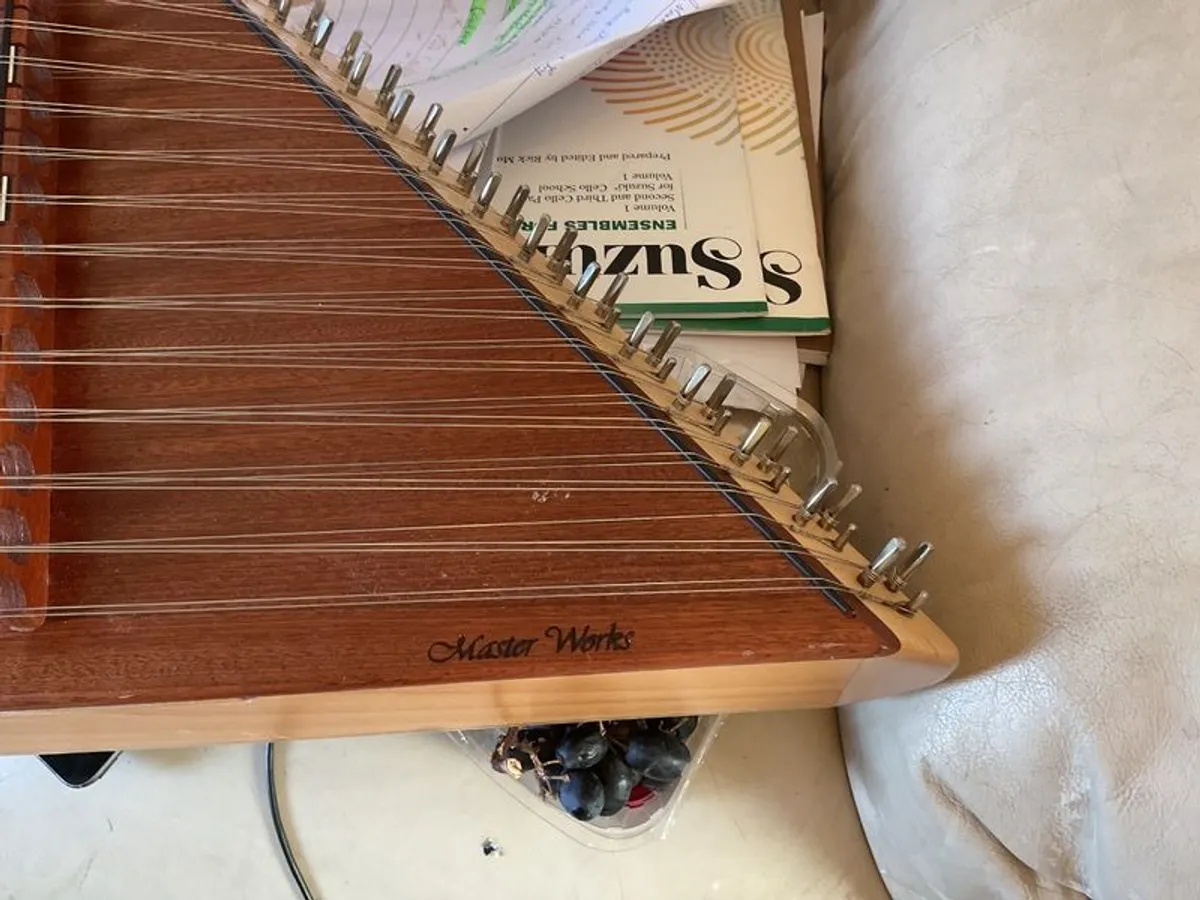 Master works Russell Cook hammered dulcimer with case and its own stand - Image 2