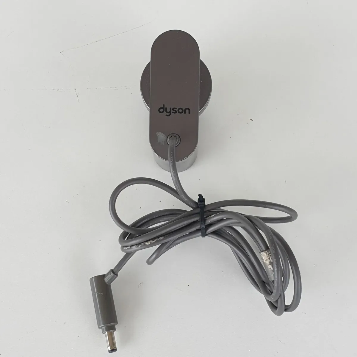 Dyson V8 V7 V6 battery charger - Image 2