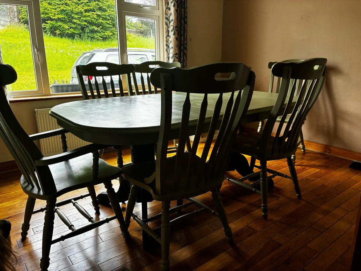 Extendable table and chairs - Image 1