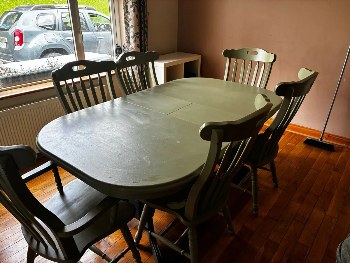 Extendable table and chairs - Image 2