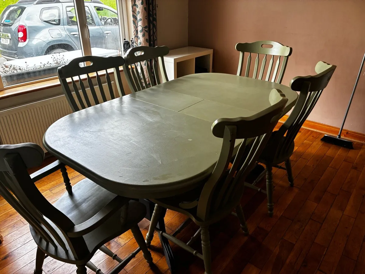 Extendable table and chairs - Image 3