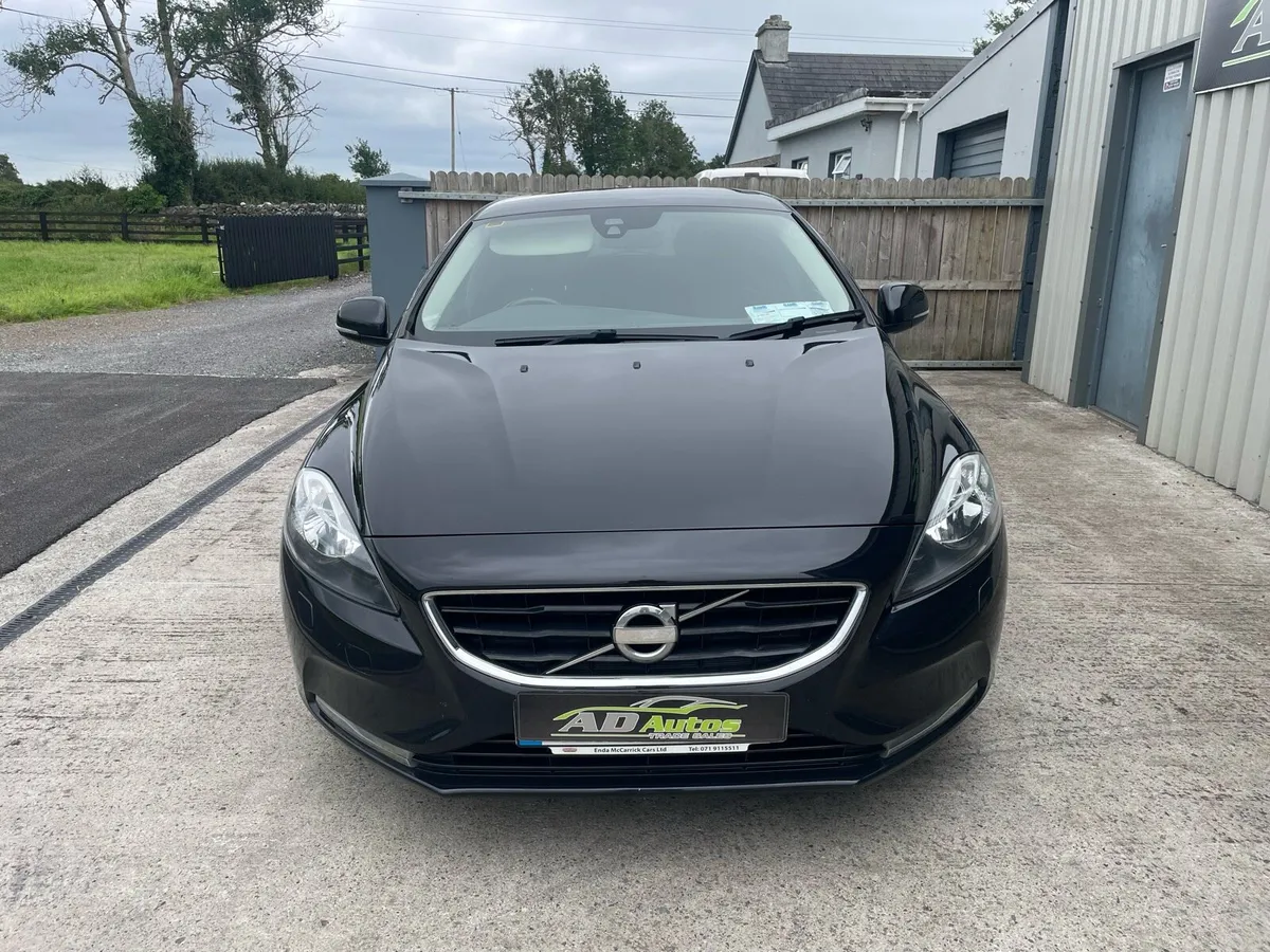 Volvo v40 - Image 2