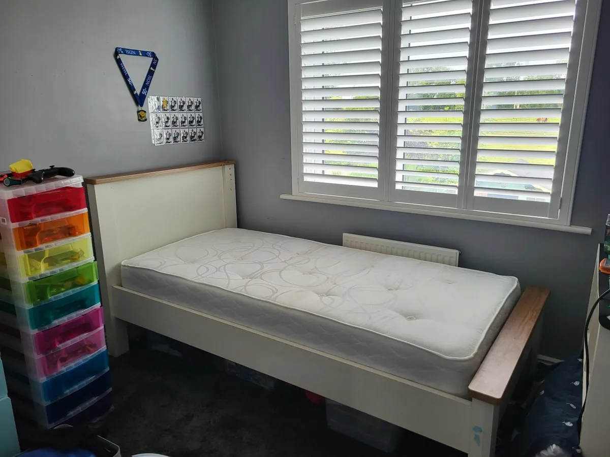 Bed plus mattress - Image 1