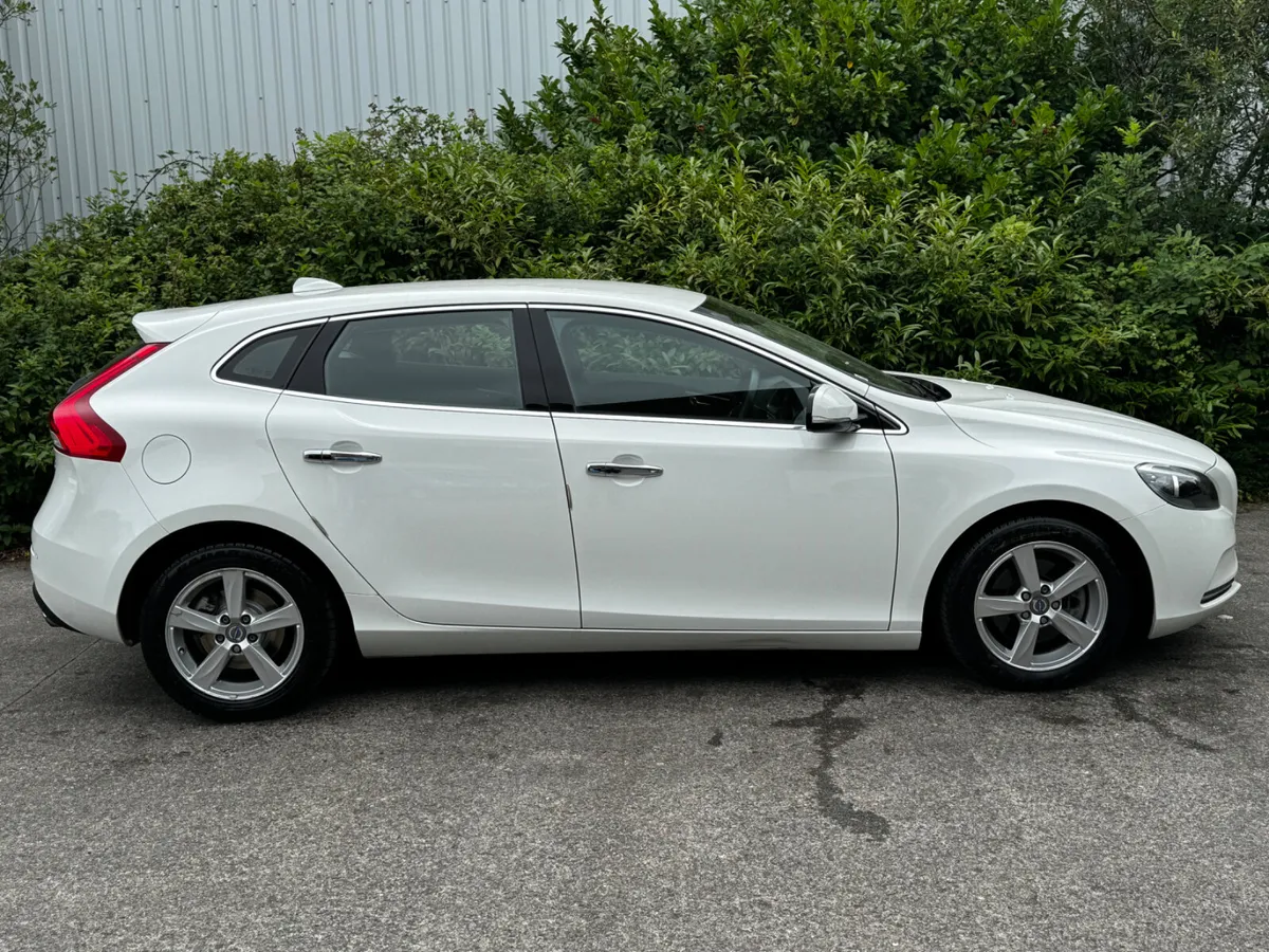 Volvo V40 R-Design Automatic Low Mileage - Image 3