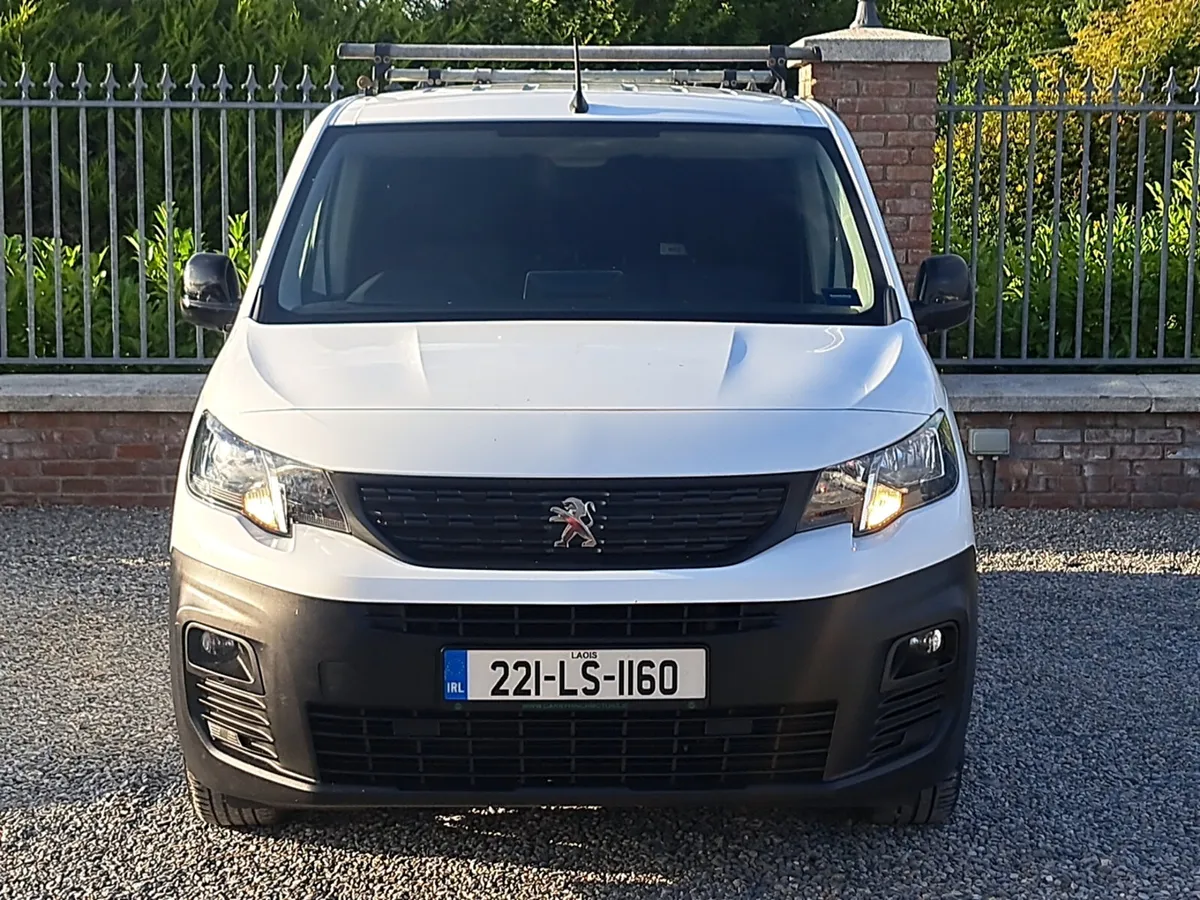 Peugeot Partner 3 seats in front+ shelves in rear - Image 1