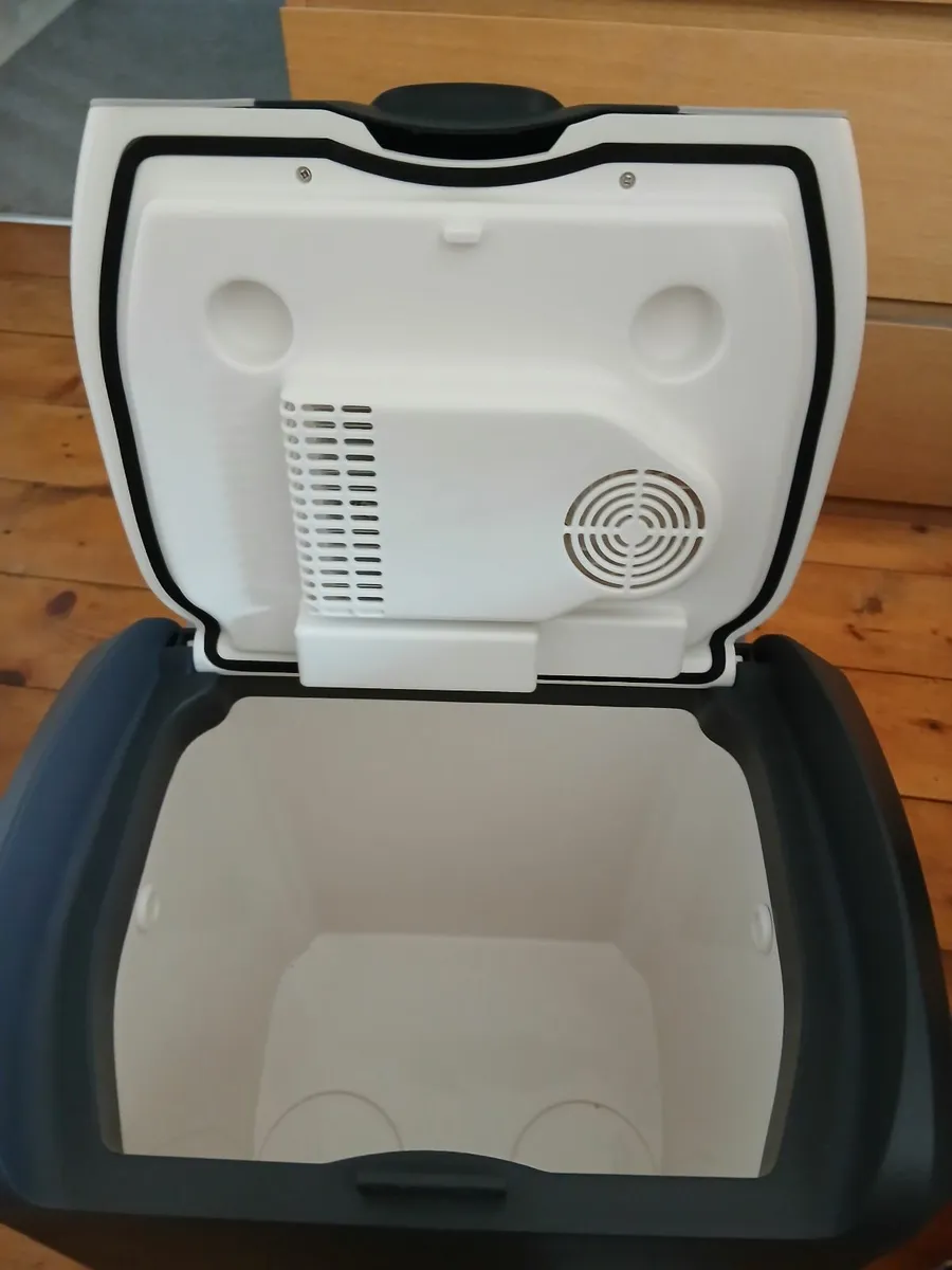 Electric Coolbox 24litres with mains adaptor - Image 3
