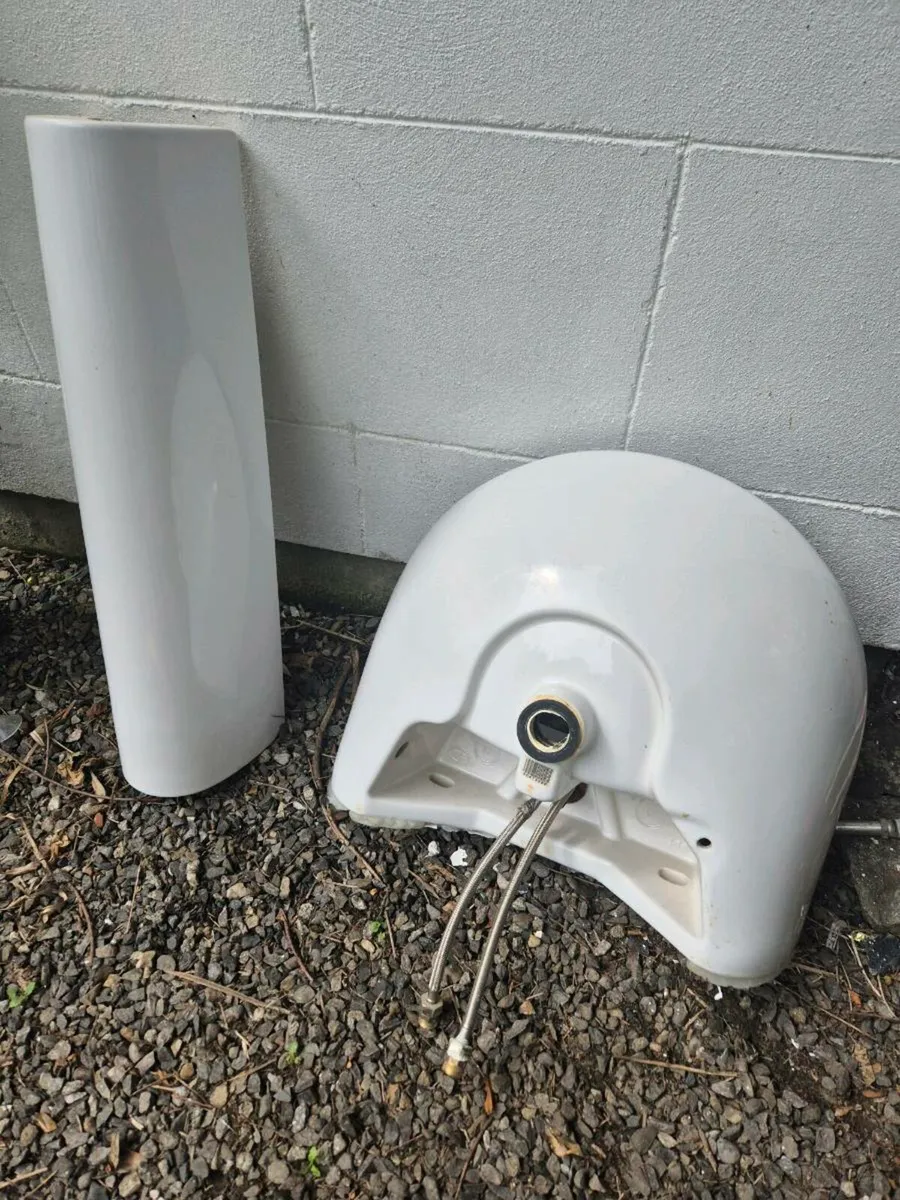 Bathroom sink with tap - Image 3