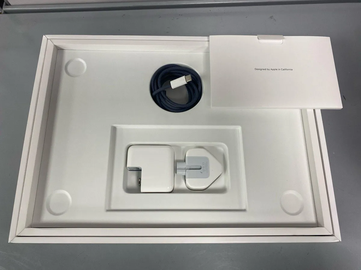 MacBook Air M2 13 Inch A2681 Boxed - Image 4
