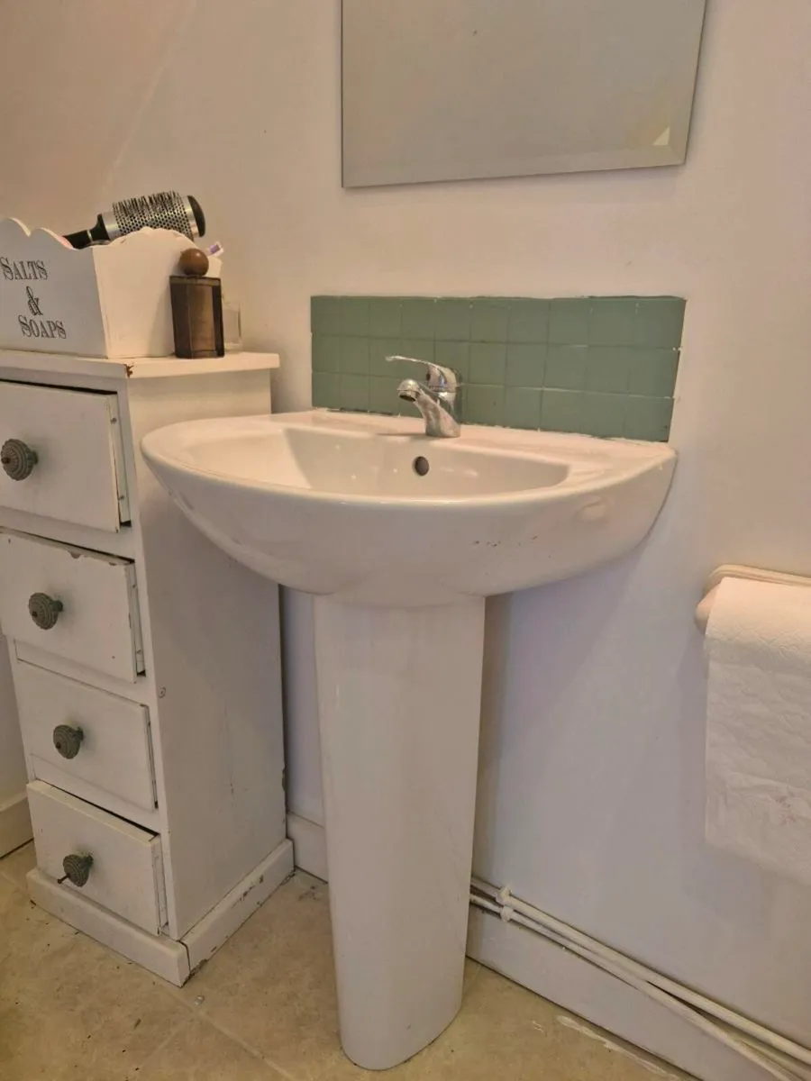 Bathroom sink with tap - Image 1