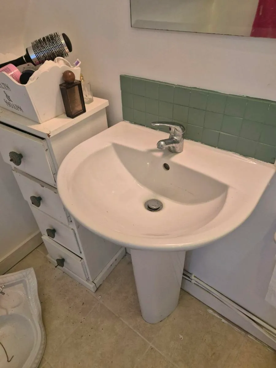 Bathroom sink with tap - Image 2