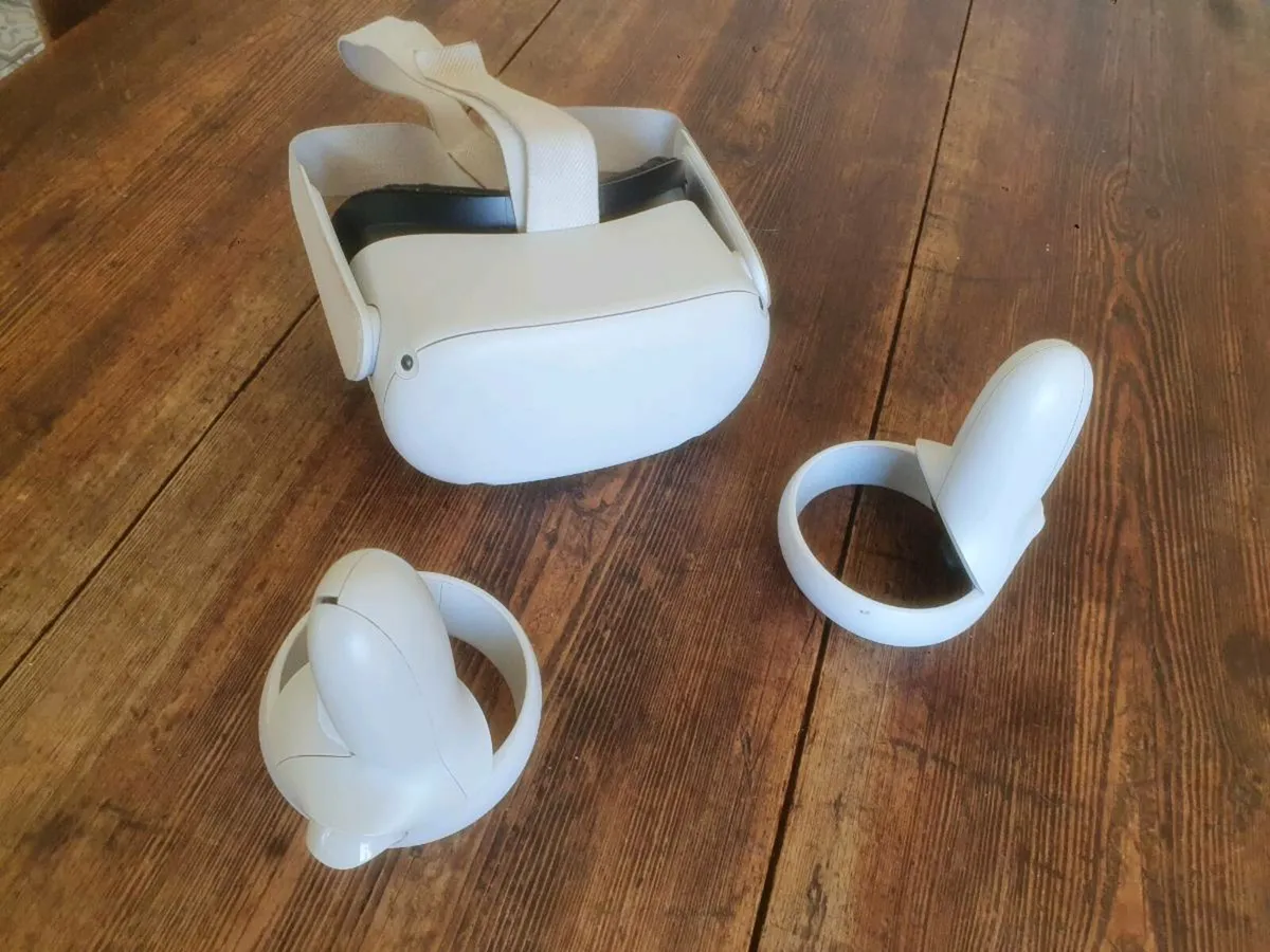 Meta/Oculus Quest 2 VR Headset (With Controllers) - Image 1