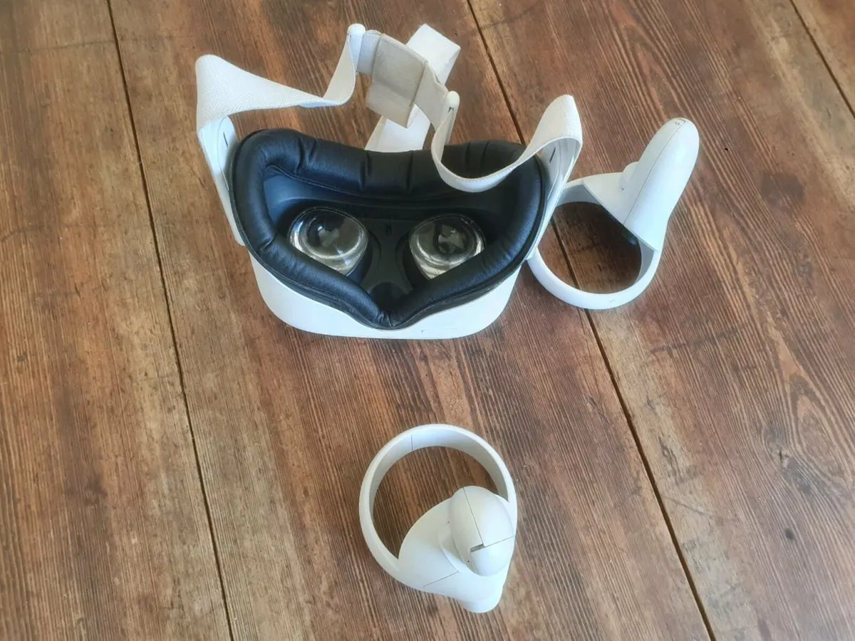 Meta/Oculus Quest 2 VR Headset (With Controllers) - Image 2