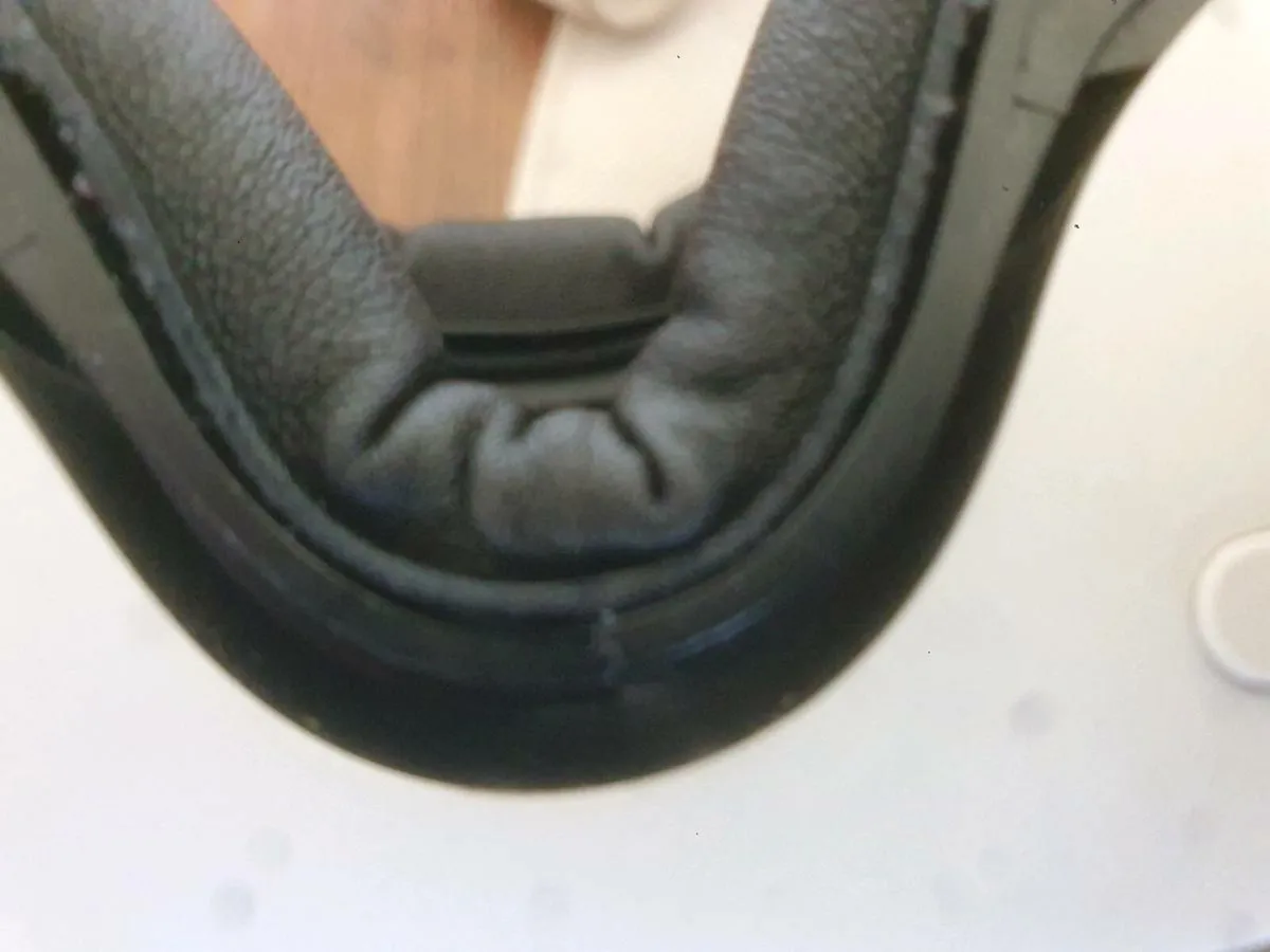 Meta/Oculus Quest 2 VR Headset (With Controllers) - Image 3