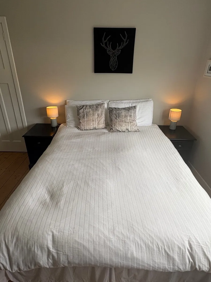 Bed base and mattress - Image 1