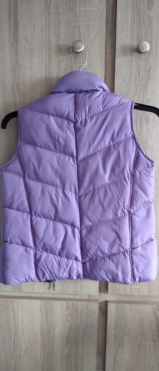 Warm vest with pockets purple fits 6-8-10 - Image 1