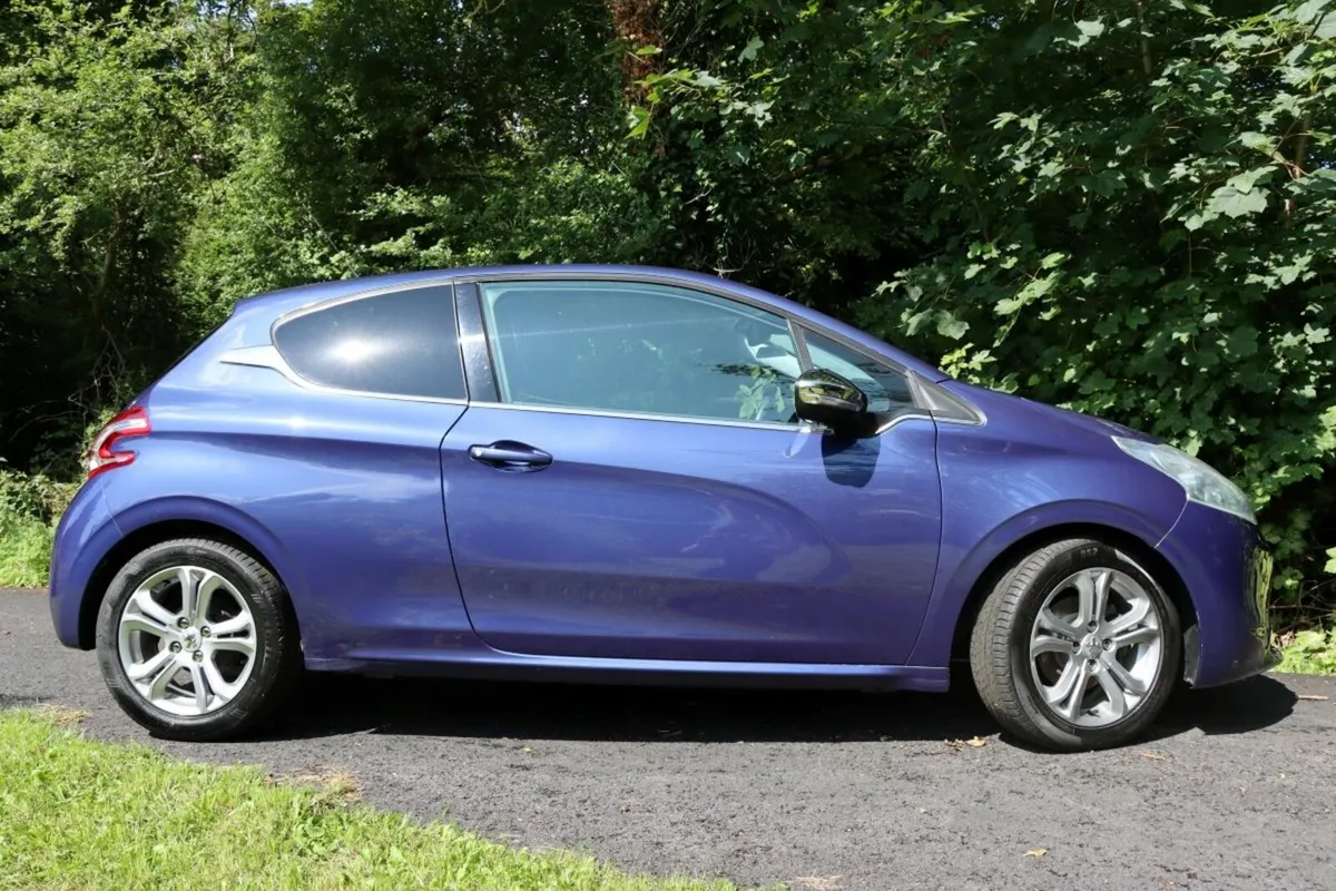 152 Peugeot 208 1.2 manual - Image 3