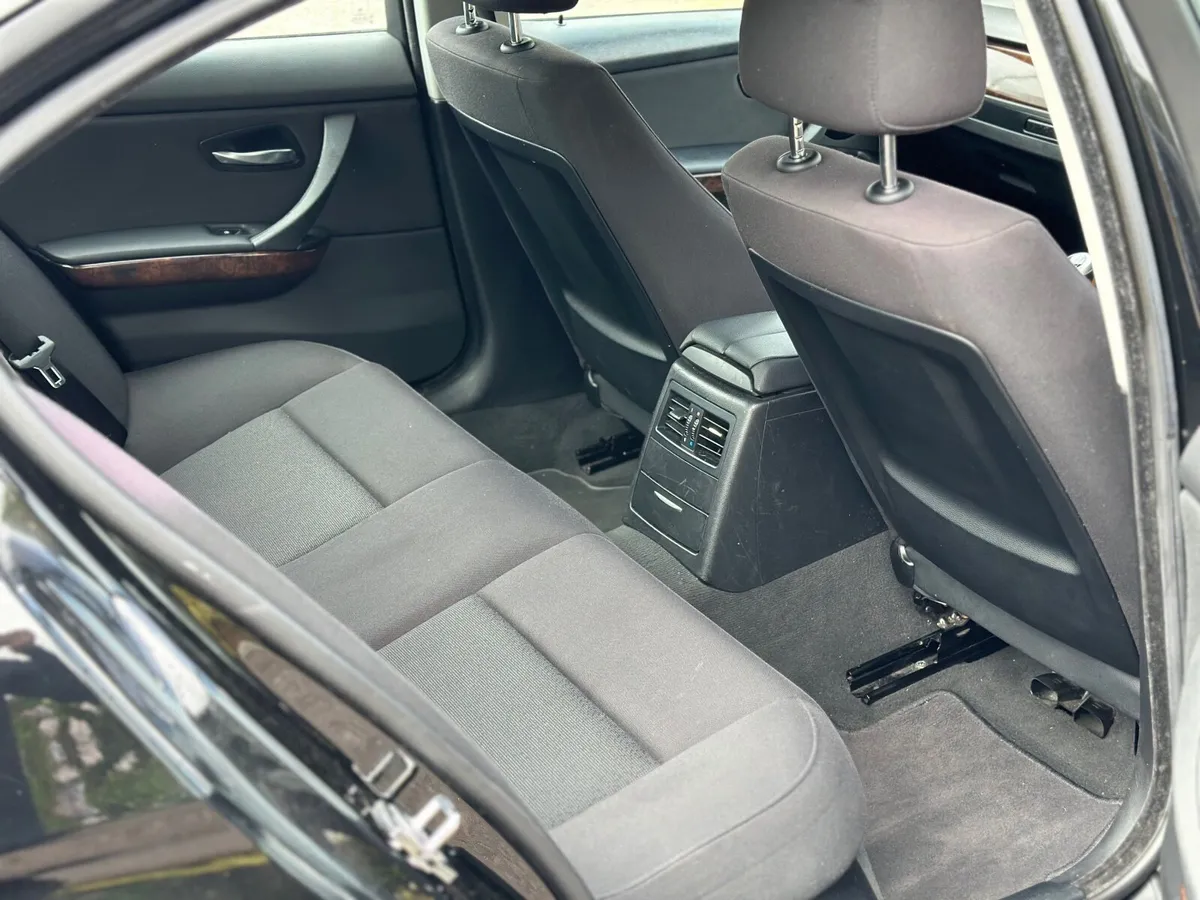 BMW 3-Series 2007 - Image 2