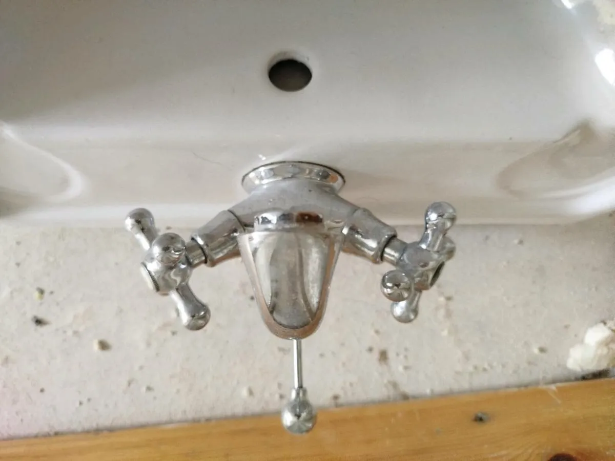 Bathroom sink and pedestal - Image 2