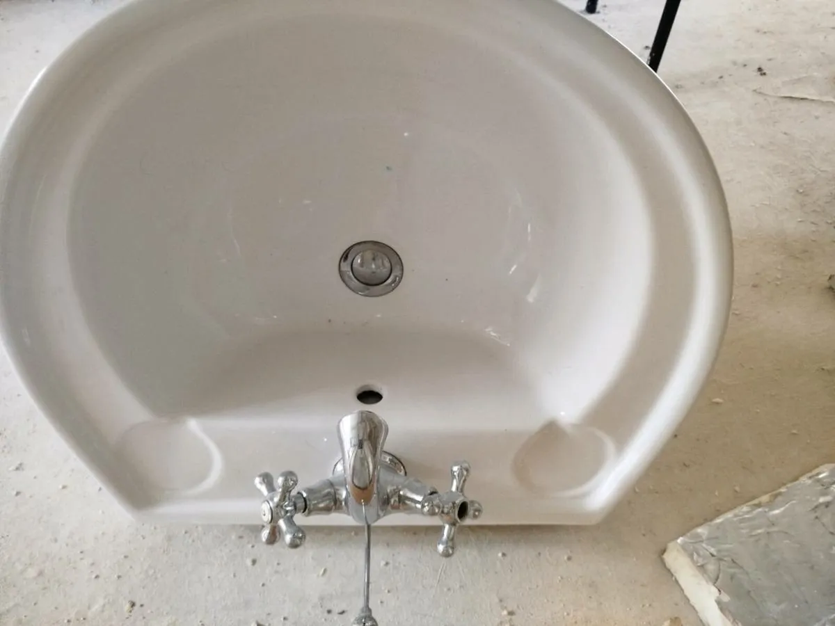 Bathroom sink and pedestal - Image 1