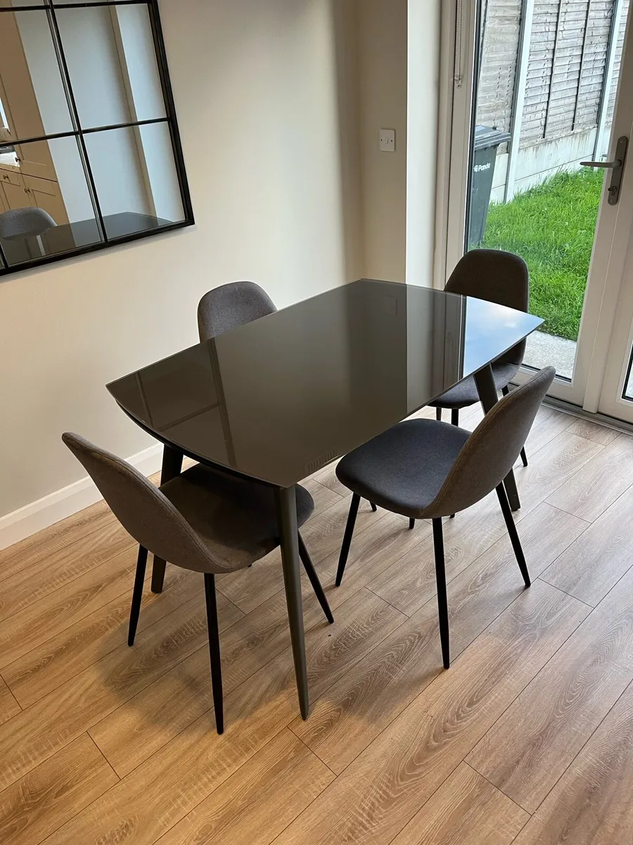 Dining table with 4 chairs - Image 1